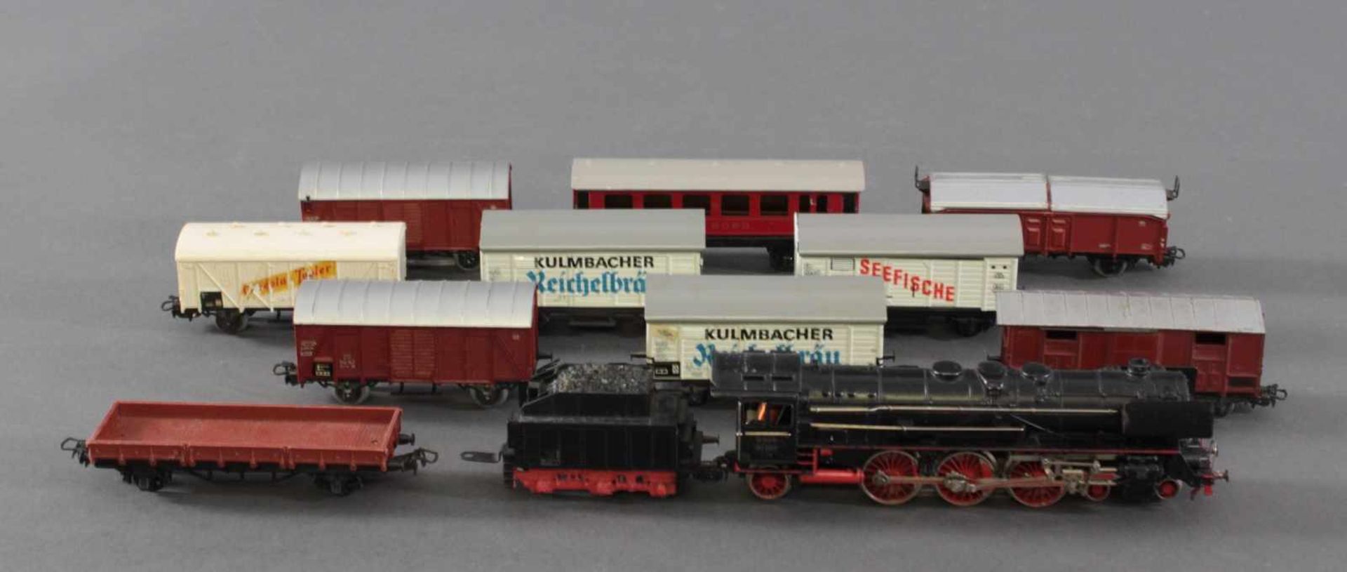 Märklin Dampflok F800 BR 01 097 mit 10 Güterwaggons aus Kunststoff und Blech, Spur H0