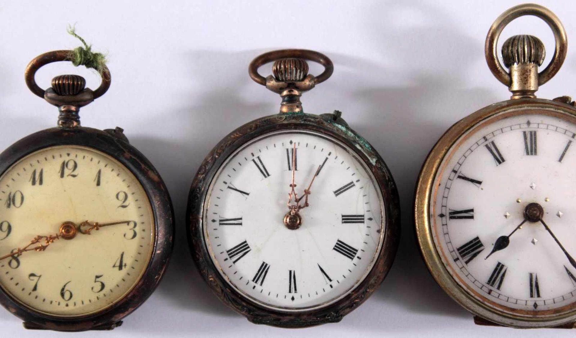 4 Damen-Taschenuhren um 19003 davon aus Silber, bei 1 Uhr fehlen die Zeiger und das Glas, die - Bild 2 aus 5