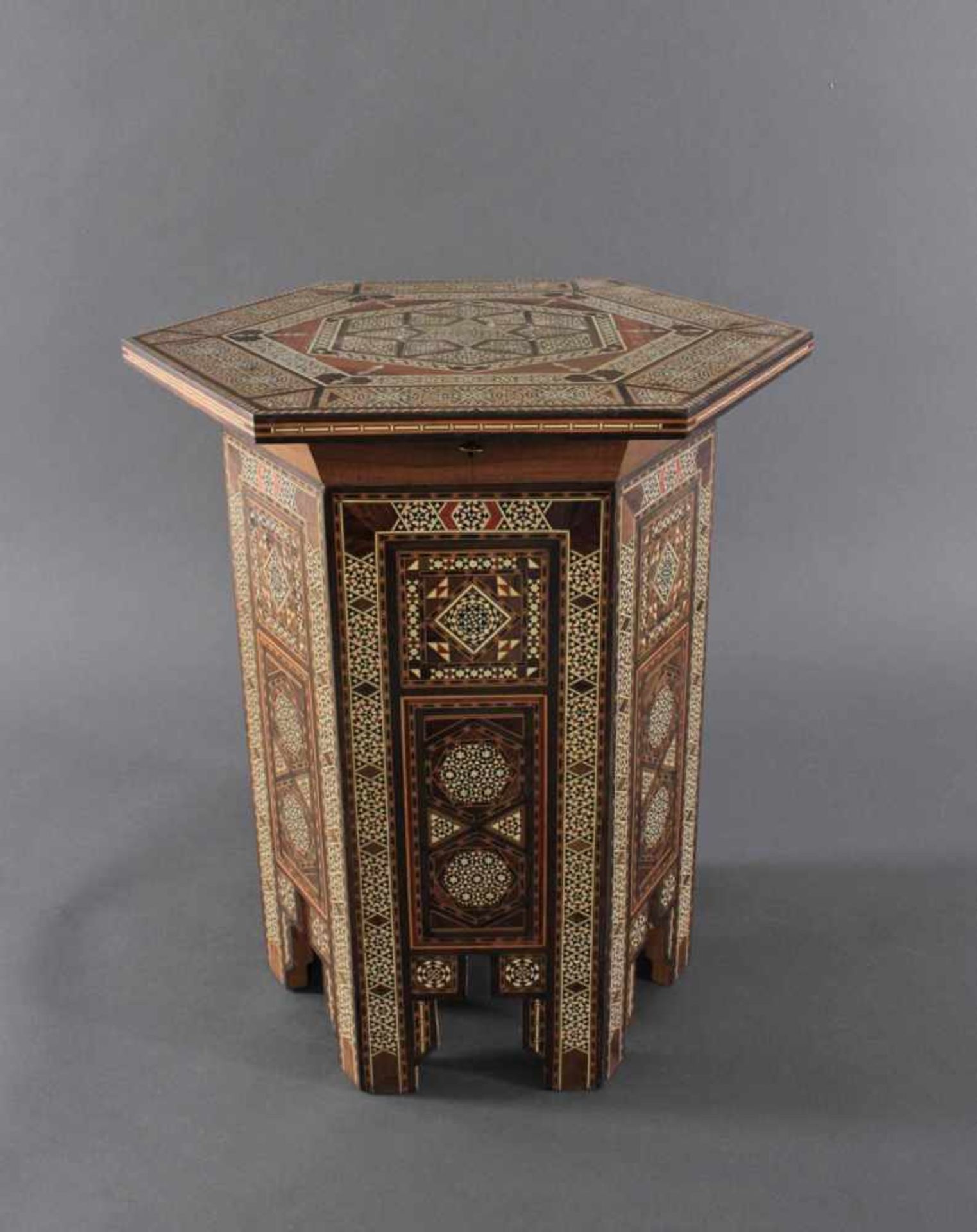 Orientalischer BeistelltischTropenholz, sechsseitige Deckplatte klappbar, abschließbar, reiche