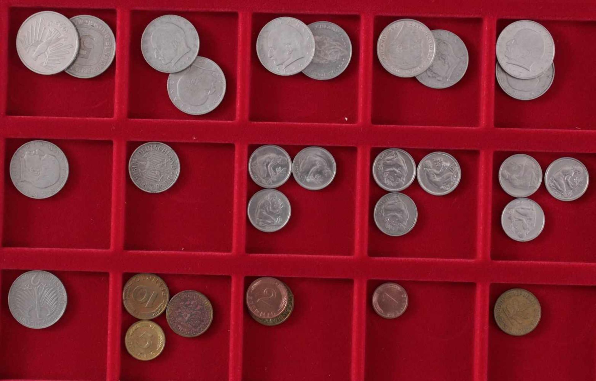 Alle Welt, Münzsammlung in mehreren Münzkasetten29 DM Münzen, ab 1 Pfennig bis 5 Mark, teilweise - Image 3 of 8