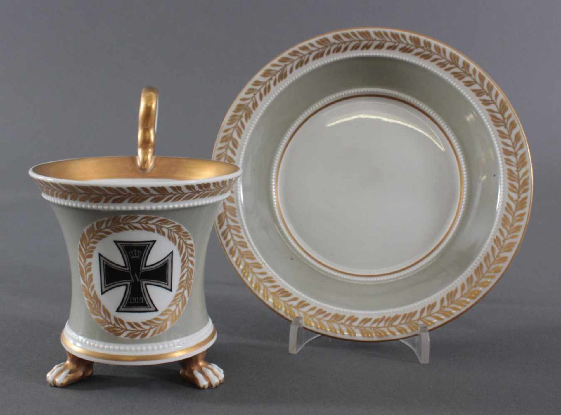 Andenkentasse KPM Berlin 1914Weißporzellan mit Perlrand, grauer Fond mit reicher Goldbemalung,