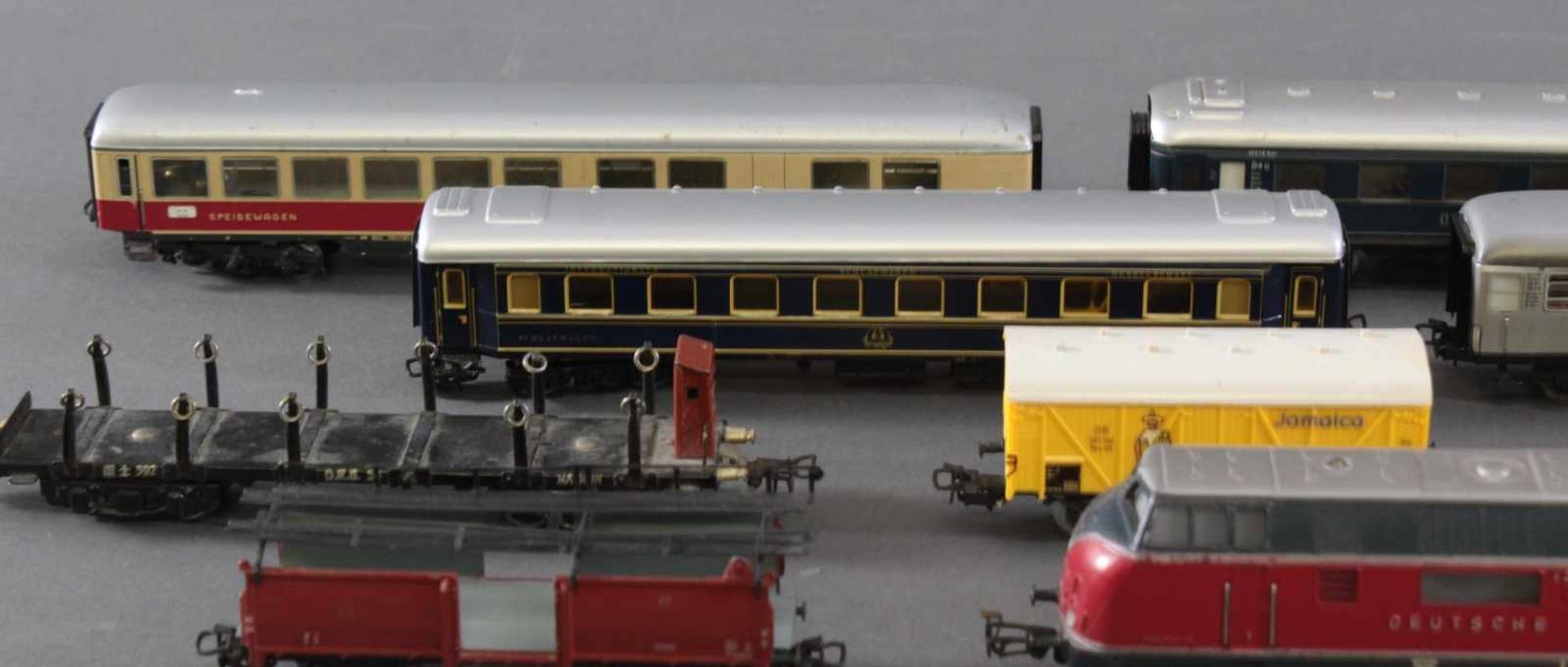 Märklin E-Lok V 2000 mit 5 Güter-, 2 Personenwaggons und einem Speisewagen, Spur H0E-Lok in rot, 5 - Image 2 of 3