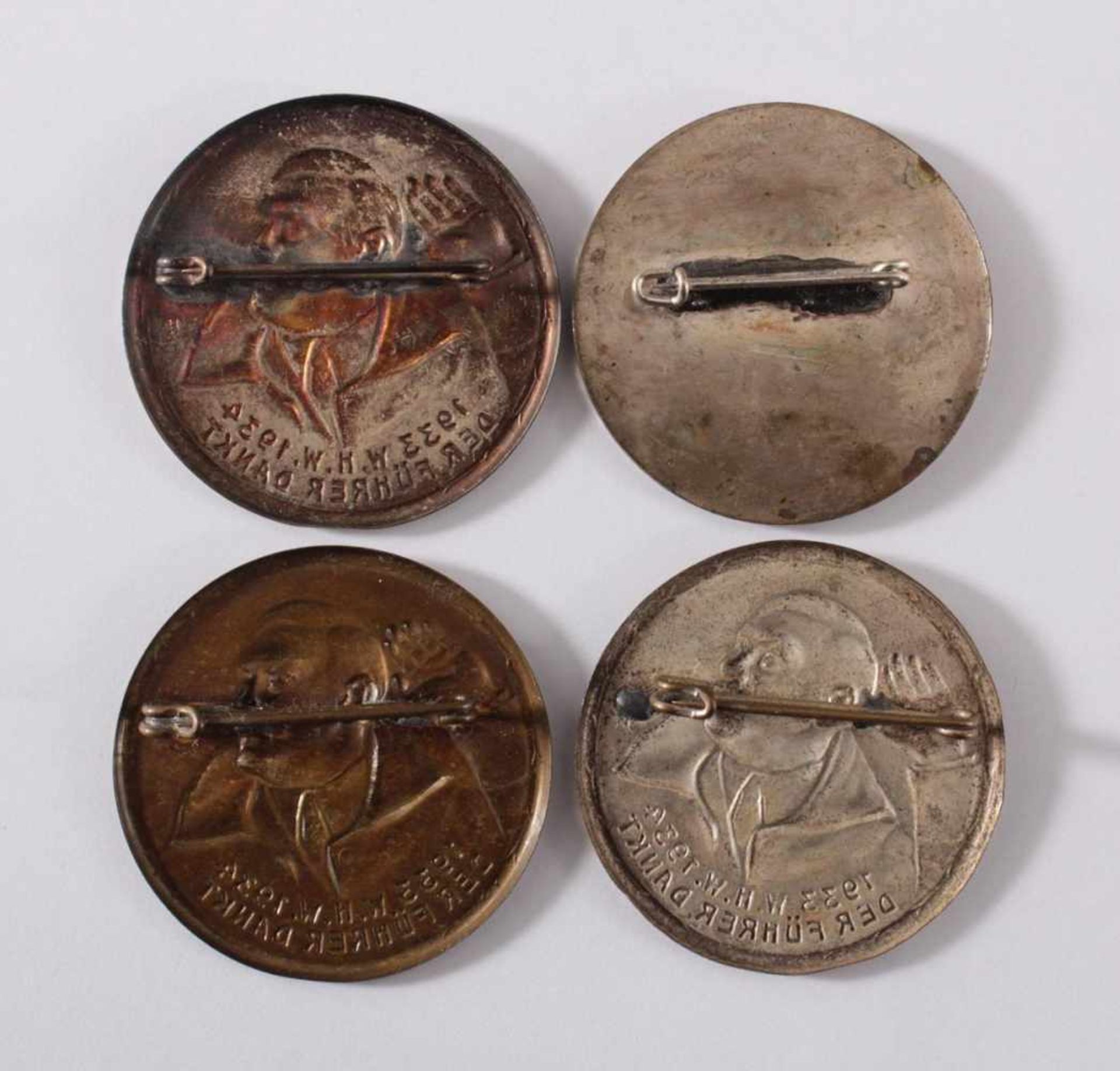 4 Anstecker: Der Führer dankt, WHW 1933/343x hohl geprägt. Jeweils mit Anstecknadel Durchmesser - Bild 2 aus 2