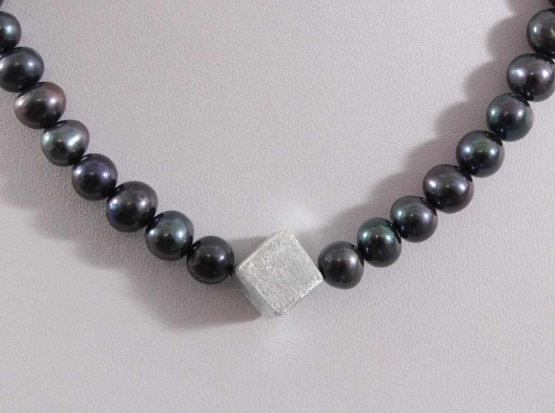 Perlenkette mit schwarzen Perlen und Sterling Silber WürfelVerschluss aus Sterling Silber, ca. 51,00 - Image 2 of 2
