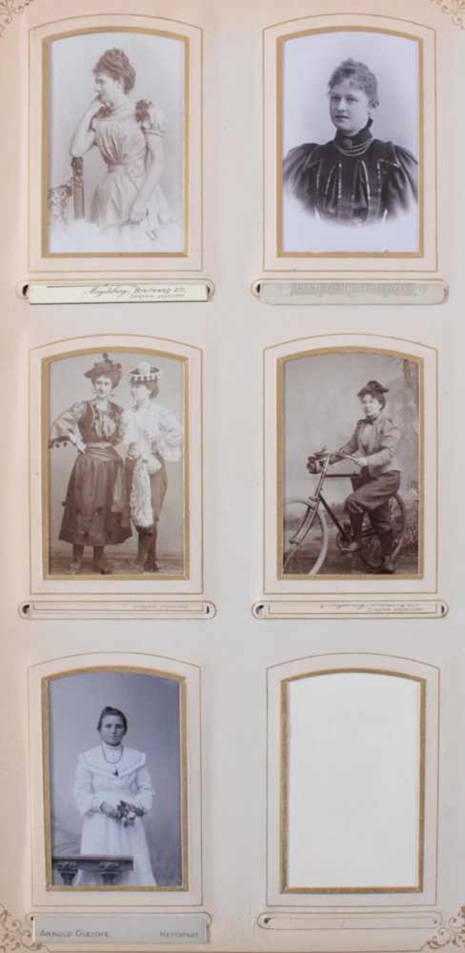 Historismus Fotoalbum um 1880Geprägter Ledereinband, auf der Vorderseite dekoriert mit - Bild 4 aus 6