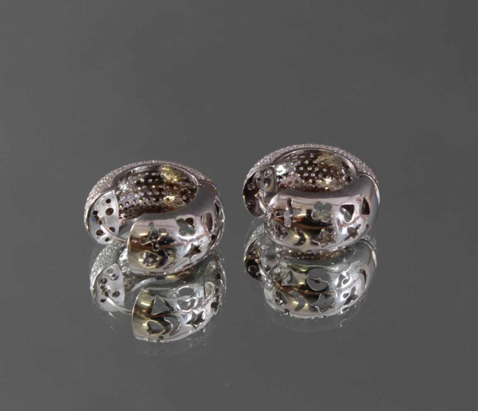 Ohrringe mit Diamanten 750/000 WeißgoldBesetzt mit weit über 600 Diamanten von jeweils ca. 0,005 kt. - Bild 3 aus 3