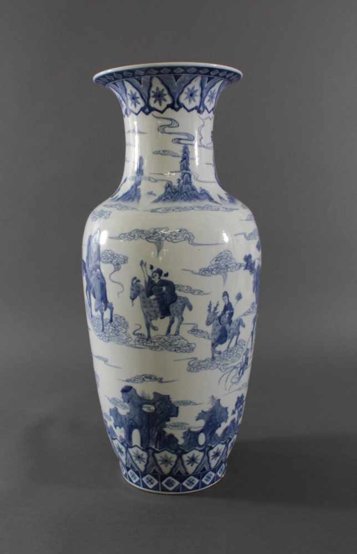 Große Chinesische Porzellan-Vase, Bodenvase, 20. Jh.Bauchige Vase mit trompeten-förmigen Rand, - Image 3 of 6