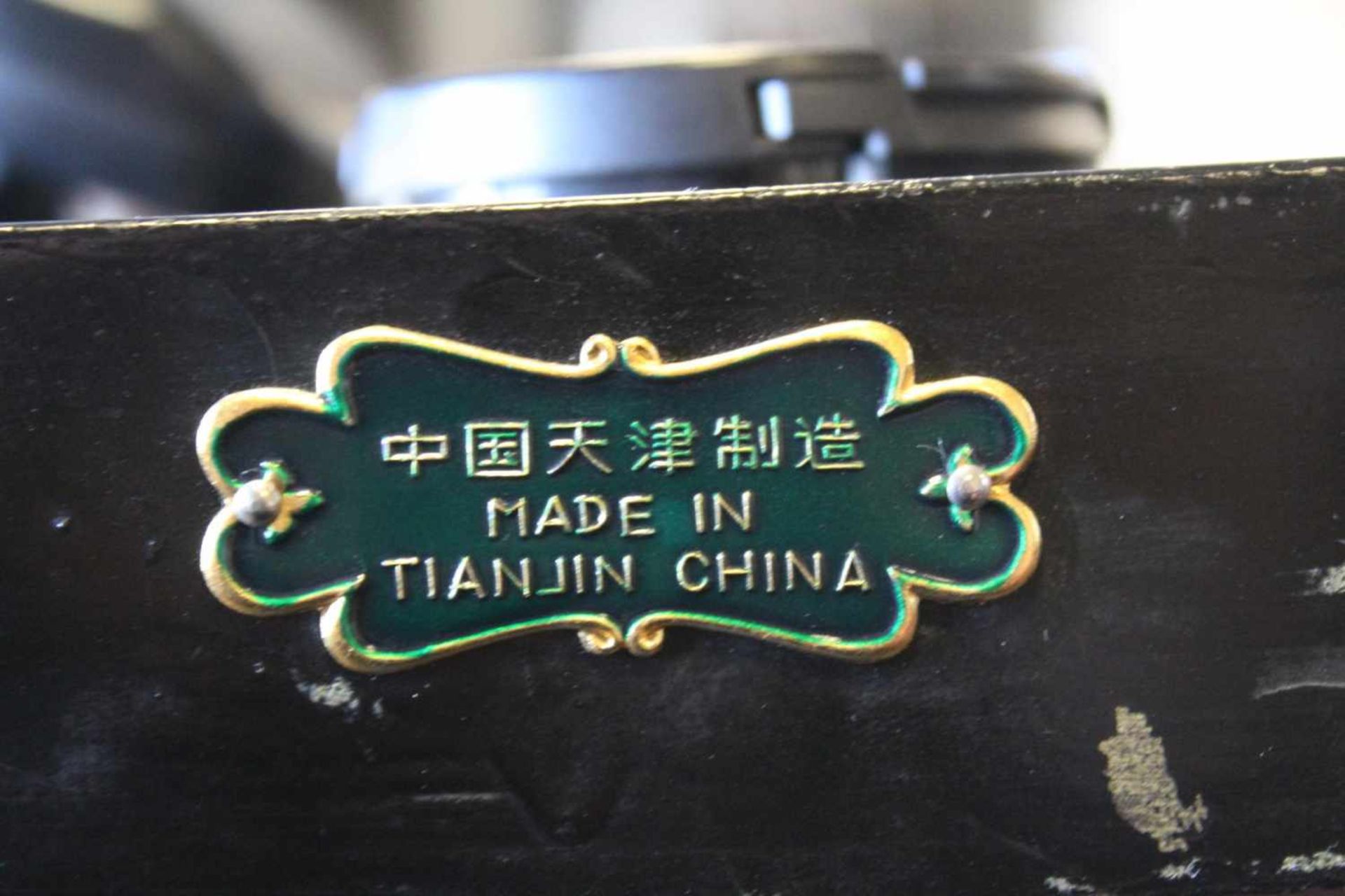 Chinesischer Schrank, 2. Hälfte 20. Jh.Hartholz, schwarz gefasst, 4-türig, mit aufgesetzten - Image 3 of 3