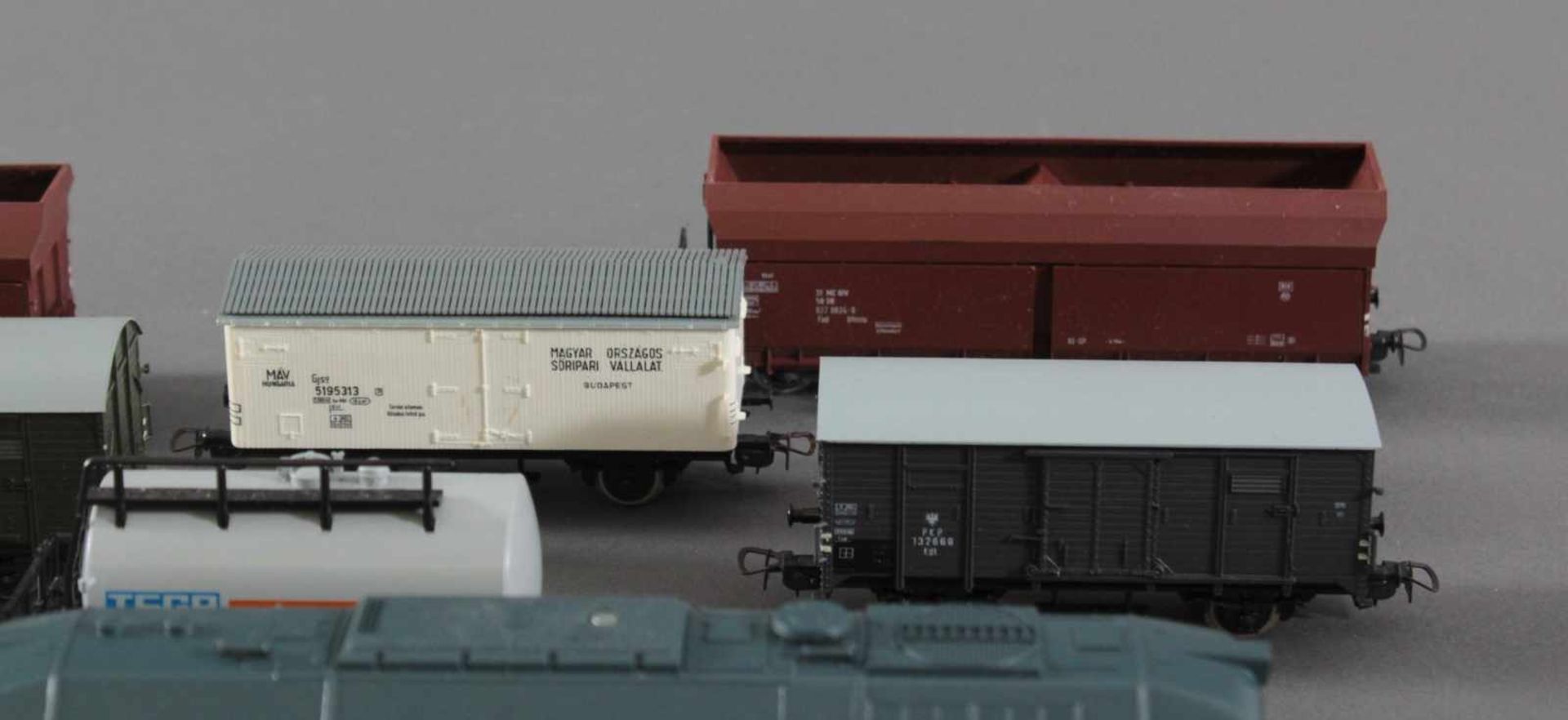 2 Piko Lokomotiven mit 10 Piko Waggons Spur H0Piko BR 120 und ES 499 E-Loks in der - Bild 4 aus 6