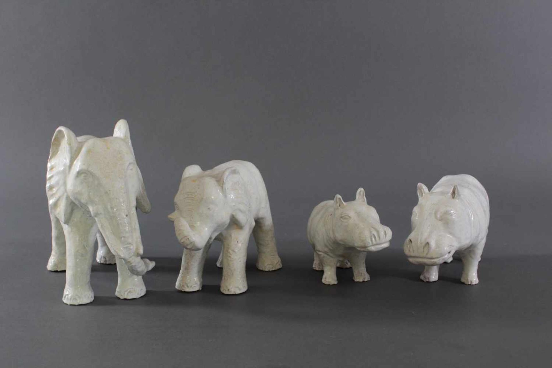 Vier Keramik TierfigurenRoter Scherbe, weiß Lasiert. Paar Nilpferde, ca. H-17 und 18 cm.Paar