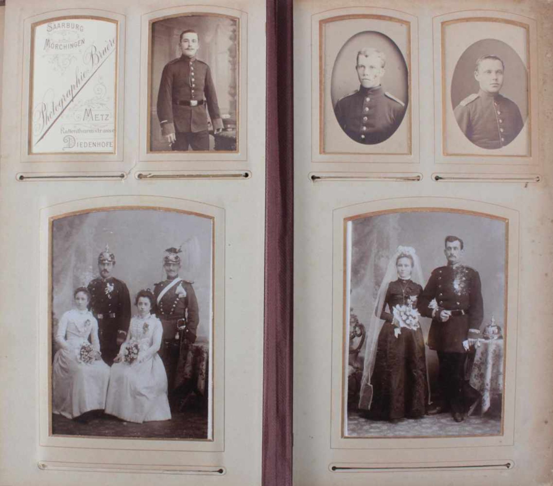 Historismus Fotoalbum um 1880Geprägter Ledereinband, auf der Vorderseite dekoriert mit floraler - Bild 3 aus 6