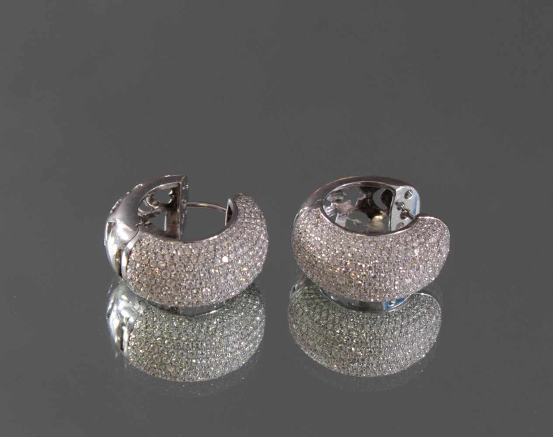 Ohrringe mit Diamanten 750/000 WeißgoldBesetzt mit weit über 600 Diamanten von jeweils ca. 0,005 kt.