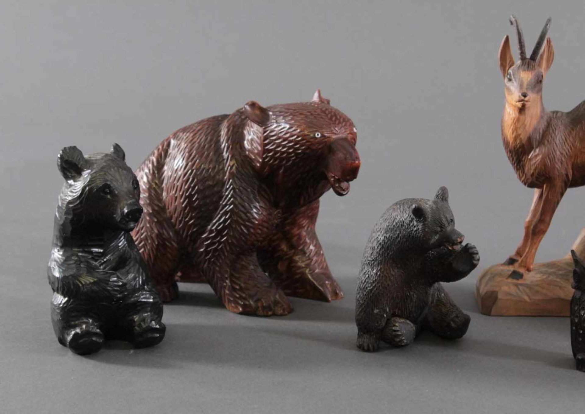 Konvolut Tierplastiken. Holz und KeramikVier Bärenfiguren. Keramik, signiert Suba Jozsef Makfalva, - Bild 2 aus 5