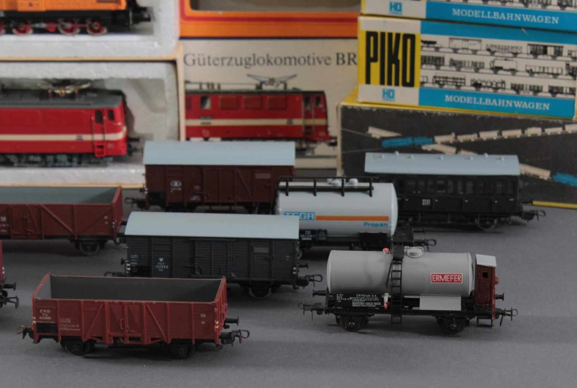 2 Piko Lokomotiven mit 12 Piko Waggons Spur H0Piko BR 106 und BR 242 E-Loks in der - Bild 3 aus 5