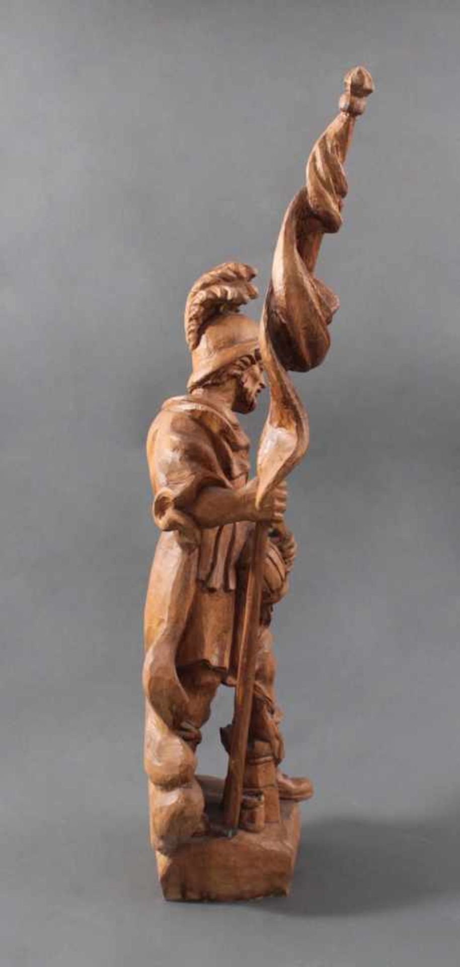 Heiliger Florian. HolzfigurHolz handgeschnitzt, gebeizt, neuzeitlich. Höhe mit Lanze ca. 105 cm - Bild 2 aus 5