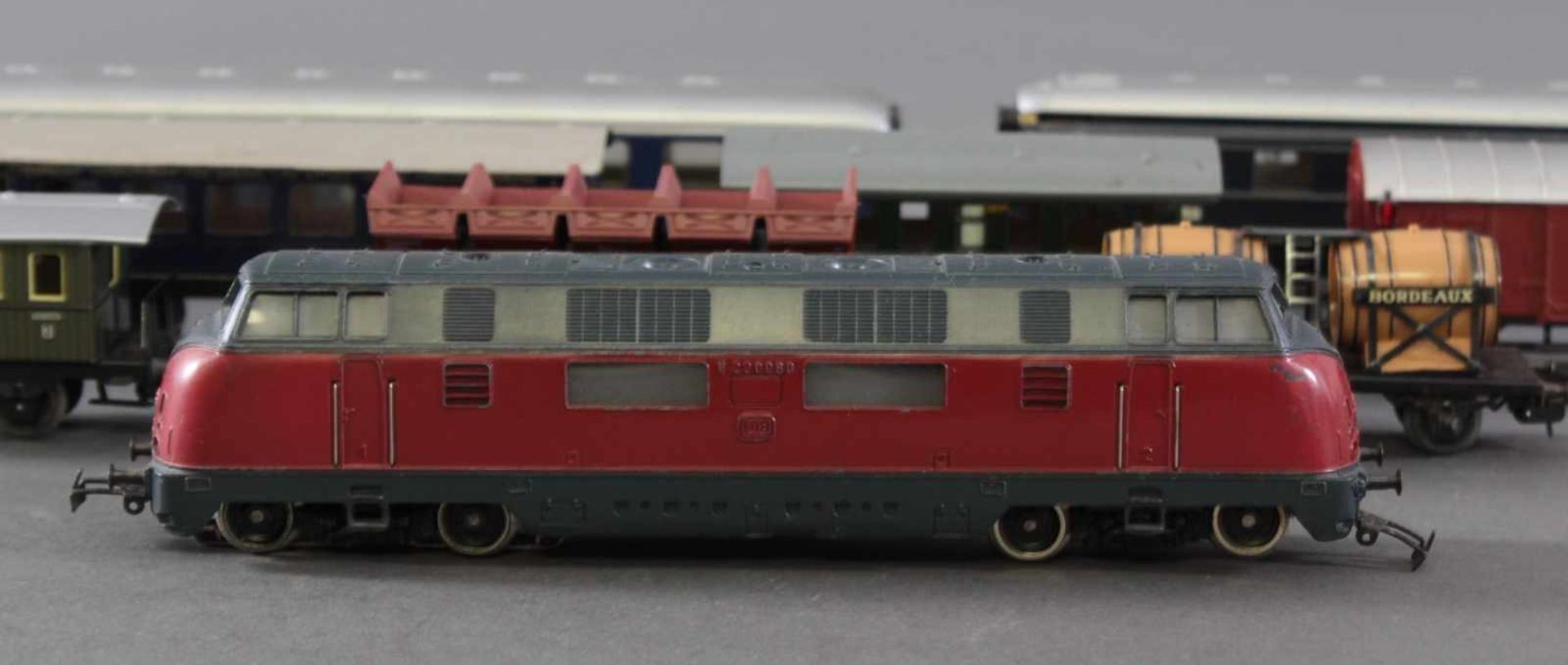 Märklin E-Lok V 200060 mit 3 Güter- und 5 Personenwaggons, Spur H0E-Lok in rot, aus Kunststoff und - Image 3 of 3