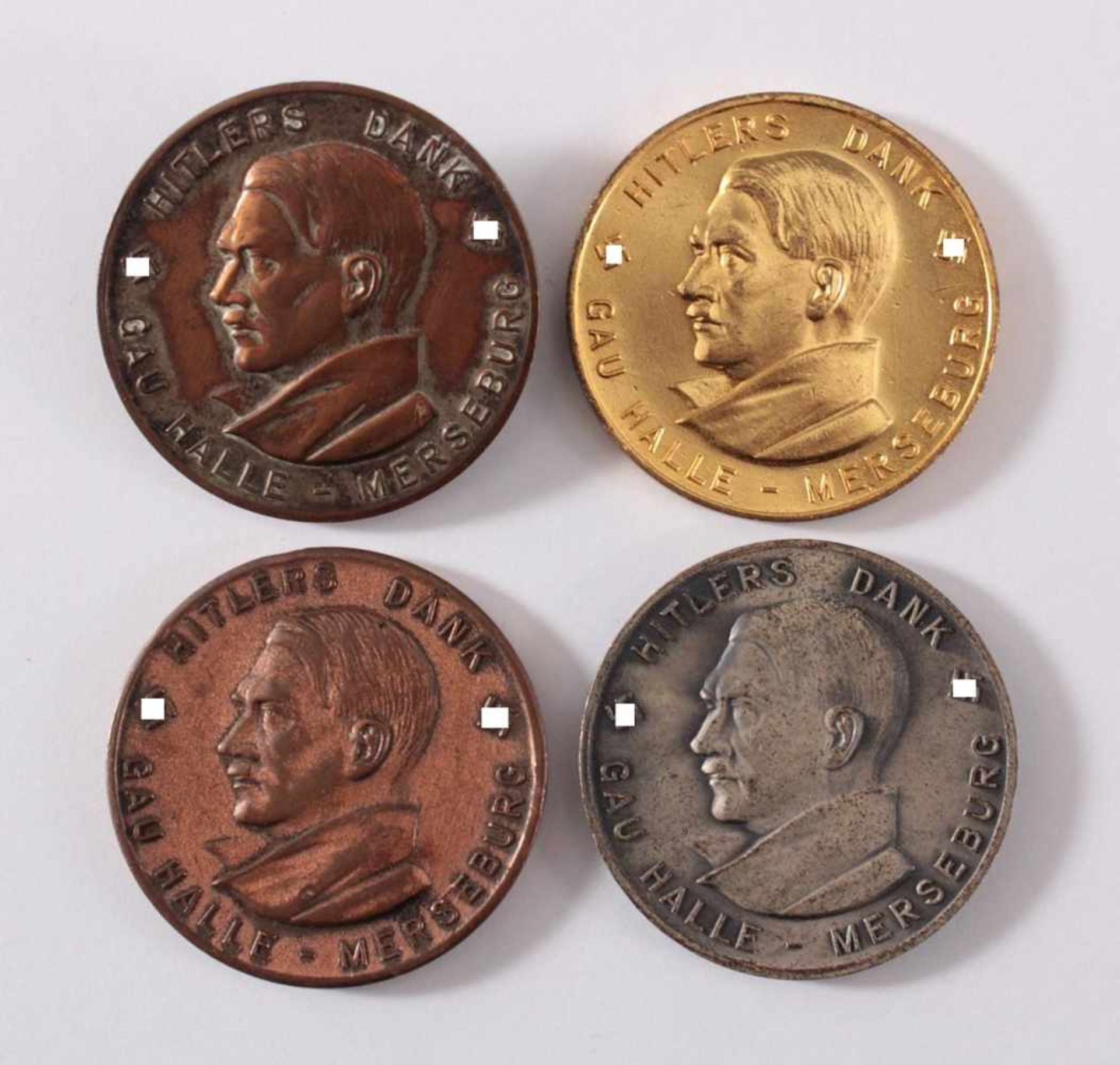 4 Medaillen Hitlers Dank - Gau Halle-MeerseburgBuntmetall, 1x silbern, 2x kupfern, 1x goldfarben.