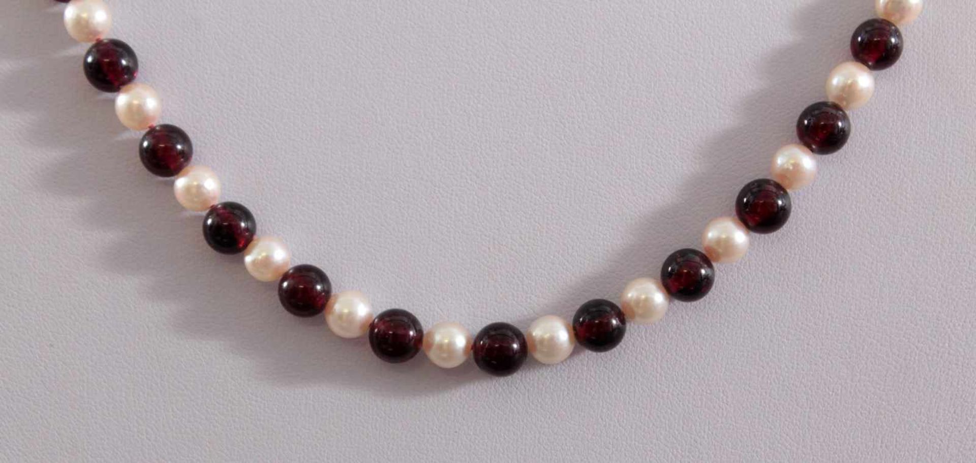 Perlen-/Granat-KetteKette aus Perlen, im Wechsel mit Granaten, an floraler Schließe (333 GG) besetzt - Image 2 of 4