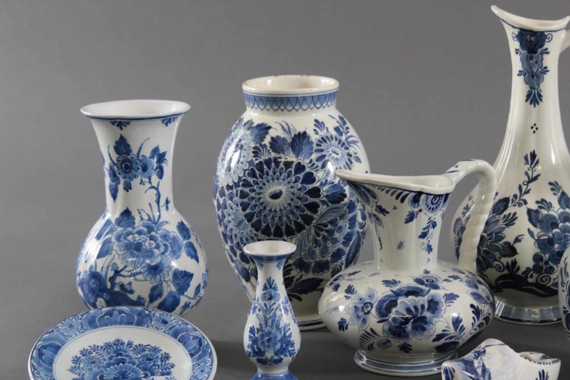 Delfter-Keramik Konvolut, 17 TeileKrüge, Vasen (1 am Lippenrand geklebt), Kerzenleuchter, - Bild 2 aus 7