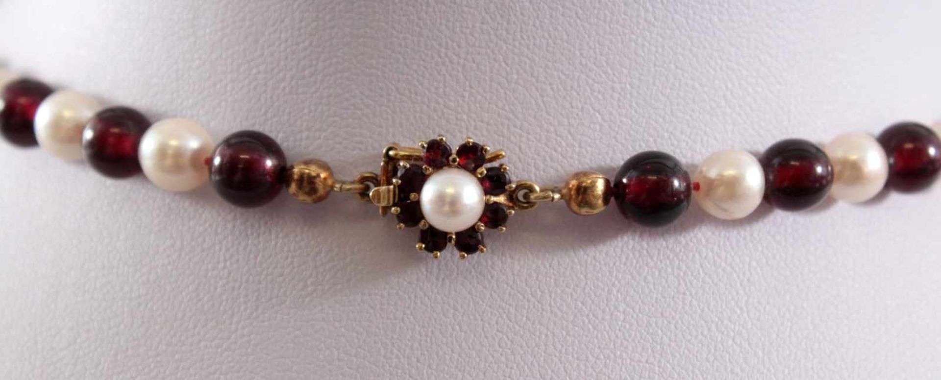 Perlen-/Granat-KetteKette aus Perlen, im Wechsel mit Granaten, an floraler Schließe (333 GG) besetzt - Image 3 of 4