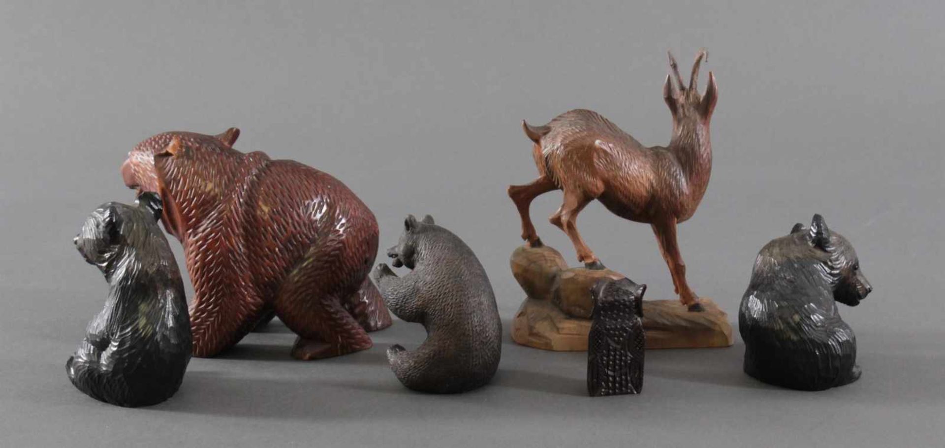 Konvolut Tierplastiken. Holz und KeramikVier Bärenfiguren. Keramik, signiert Suba Jozsef Makfalva, - Bild 4 aus 5