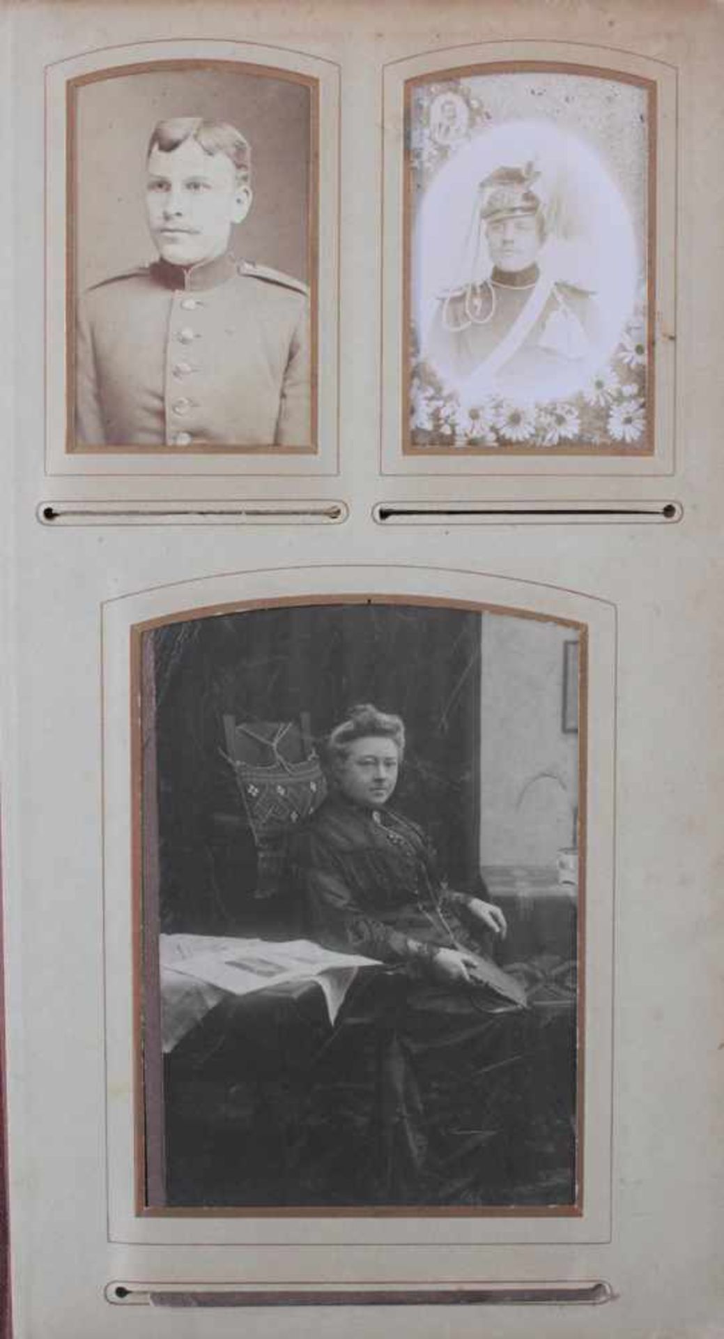 Historismus Fotoalbum um 1880Geprägter Ledereinband, auf der Vorderseite dekoriert mit floraler - Bild 2 aus 6