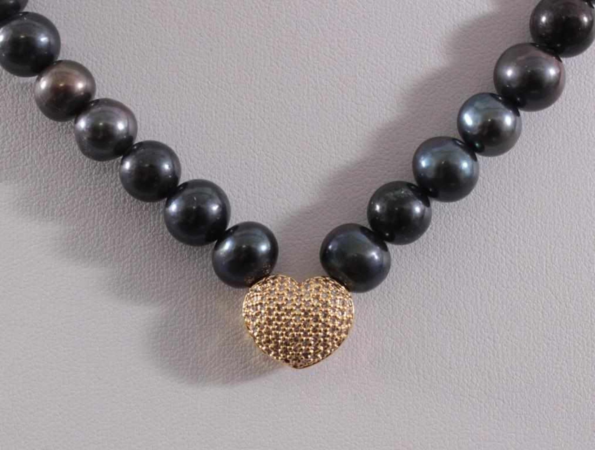 Perlenkette mit schwarzen Perlen und HerzSterling Silber Verschluss vergoldet, ca. 50,00 cm - Image 2 of 2