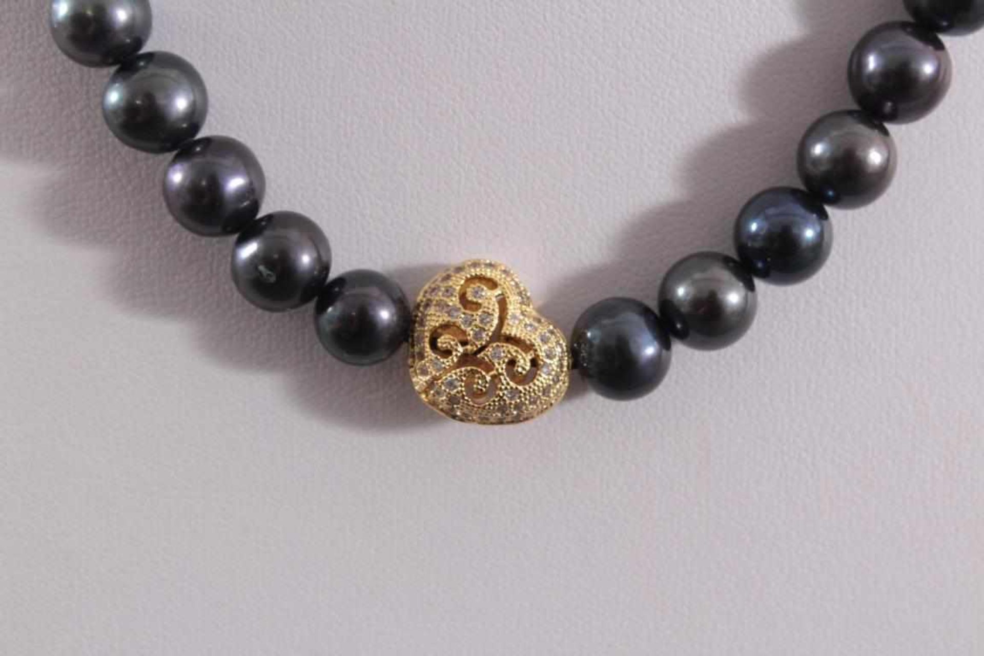 Perlenkette mit schwarzen Perlen und HerzSterling Silber Verschluss vergoldet, ca. 50,00 cm - Image 2 of 2