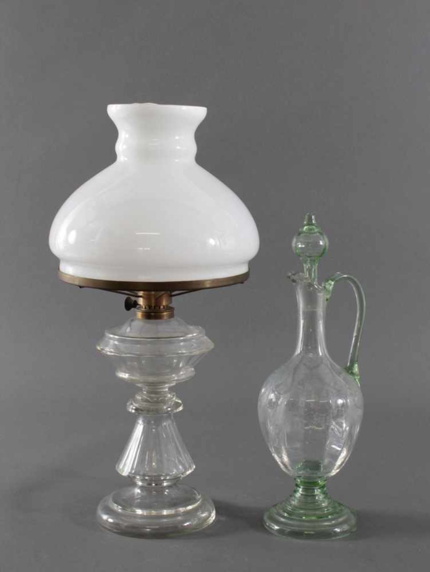 Petroleum Lampe und Glas-Karaffe, um 1900Lampe, Kristallkorpus handgeschiffen, Schirm aus