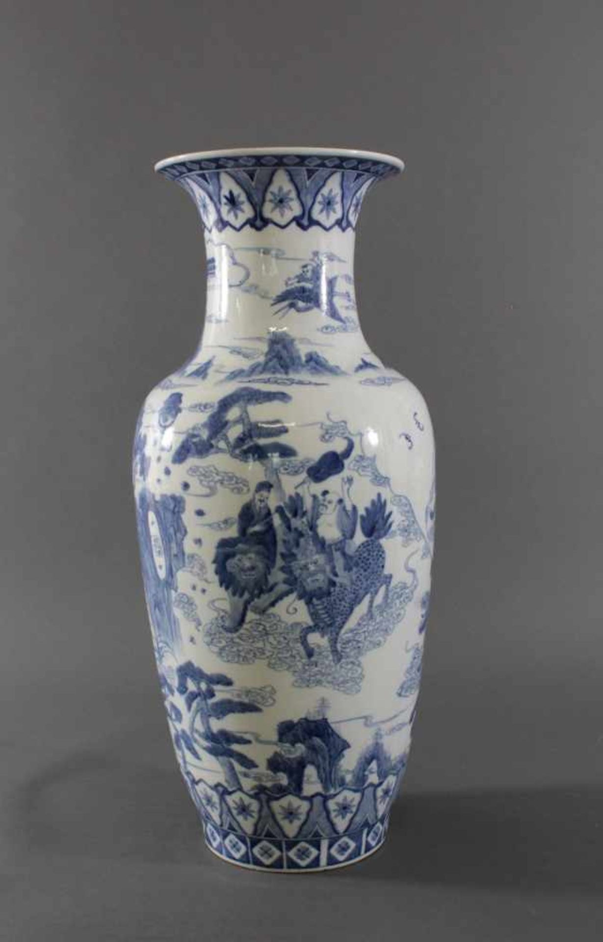 Große Chinesische Porzellan-Vase, Bodenvase, 20. Jh.Bauchige Vase mit trompeten-förmigen Rand,