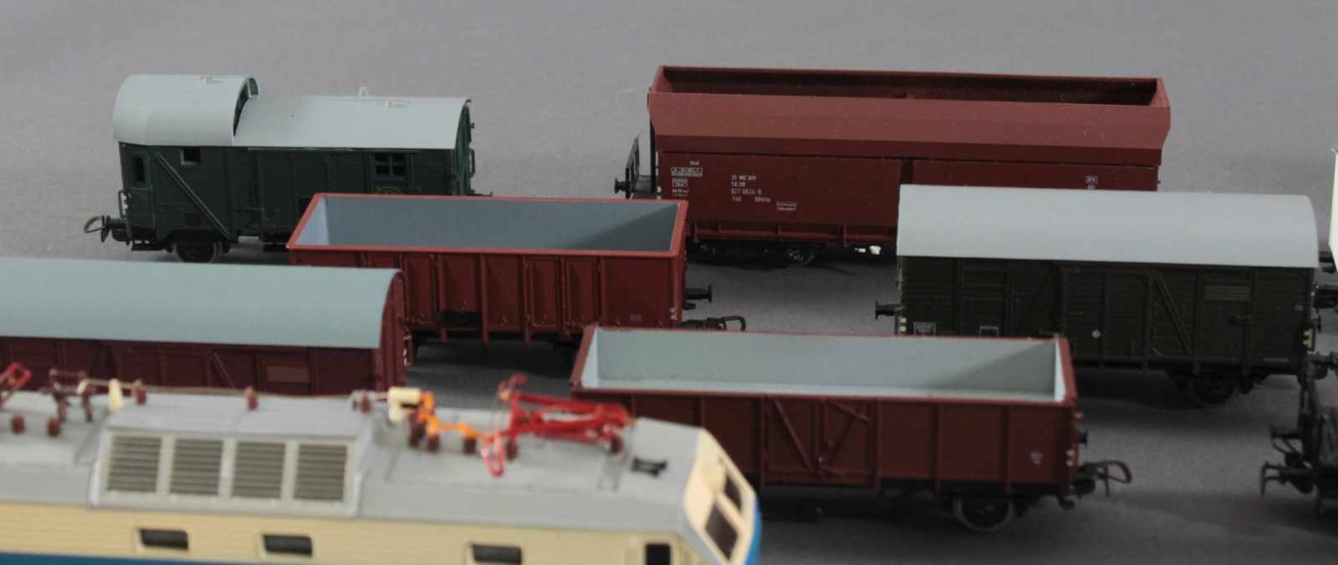 2 Piko Lokomotiven mit 10 Piko Waggons Spur H0Piko BR 120 und ES 499 E-Loks in der - Bild 5 aus 6