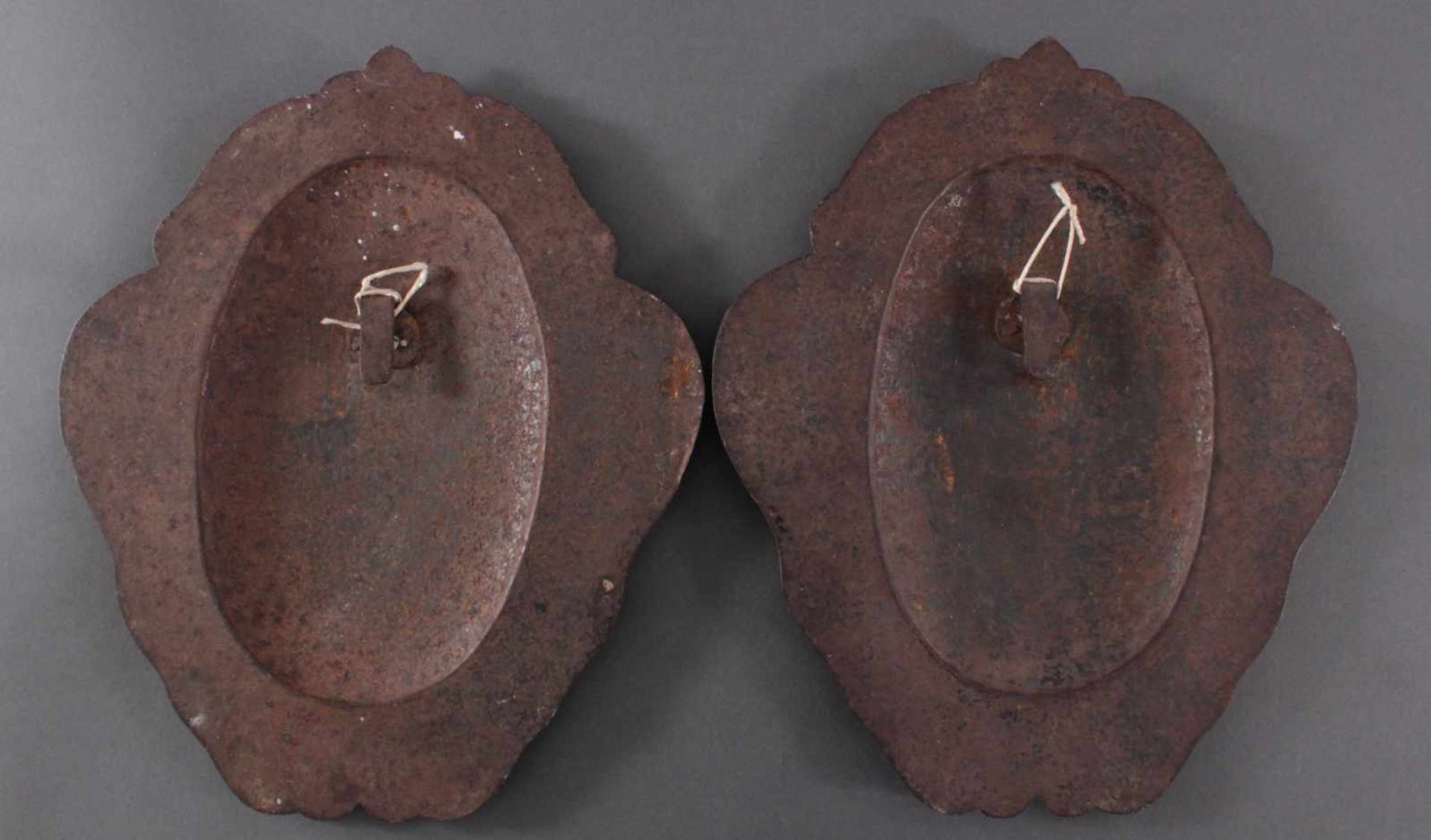 Zwei religiöse Metall-Bilder, 18. JahrhundertÖl/Metall, "St. Isidor" und "St. Benno". Ovale Form, - Bild 4 aus 4