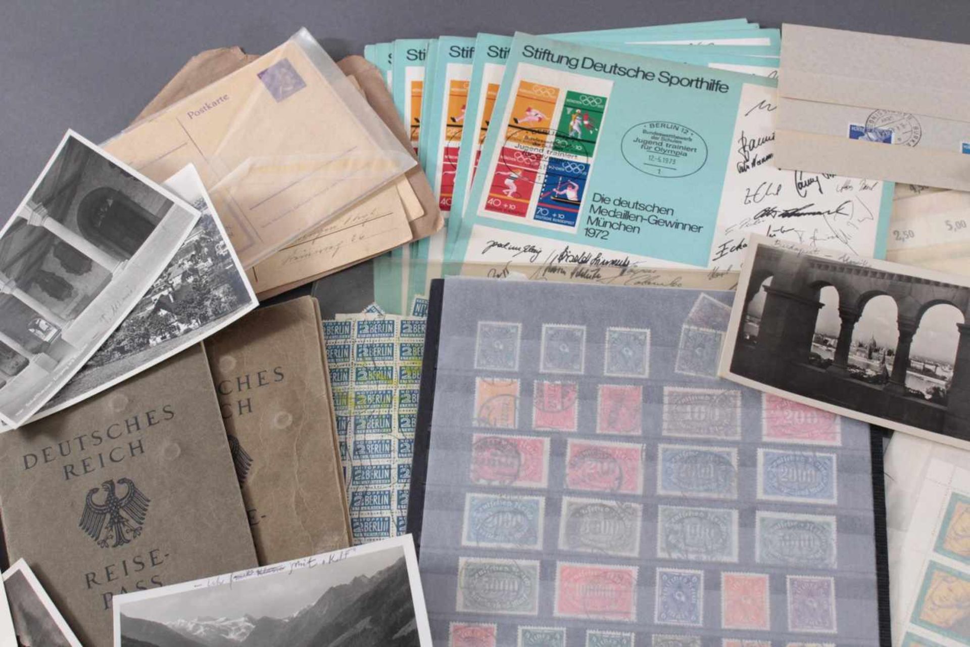 Kleines Konvolut Briefmarken, Postkarten, Reisepässe...2 Reisepässe Deutsches Reich, Briefmarken auf - Bild 2 aus 4