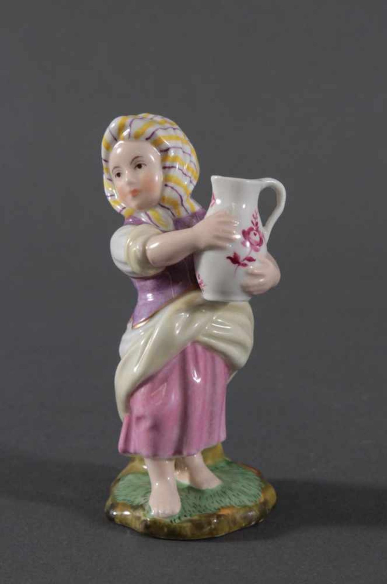 Porzellanfigur, Höchster Porzellanmanufaktur, "Mädchen mit Kanne"Porzellan, naturalistische
