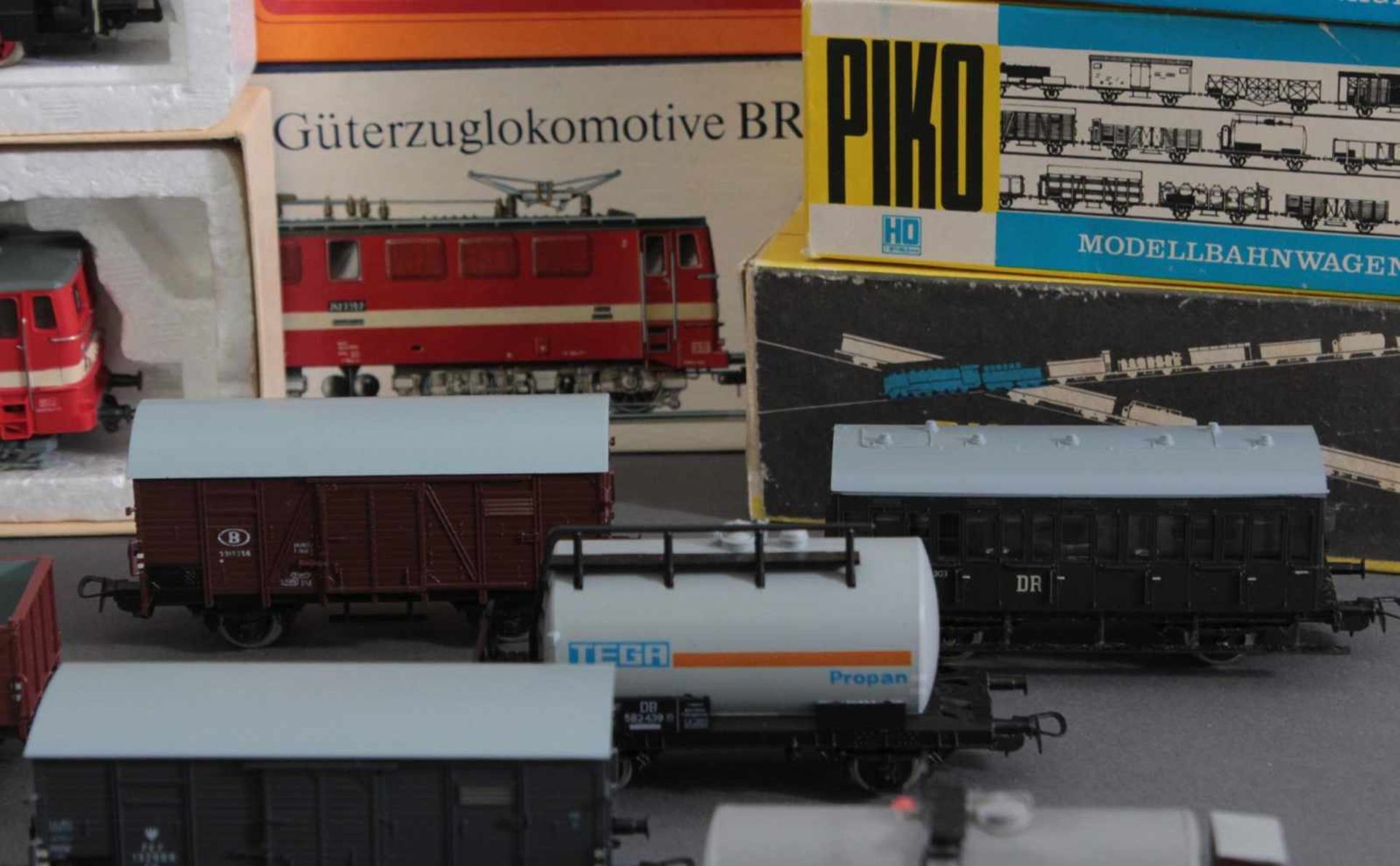 2 Piko Lokomotiven mit 12 Piko Waggons Spur H0Piko BR 106 und BR 242 E-Loks in der - Bild 4 aus 5