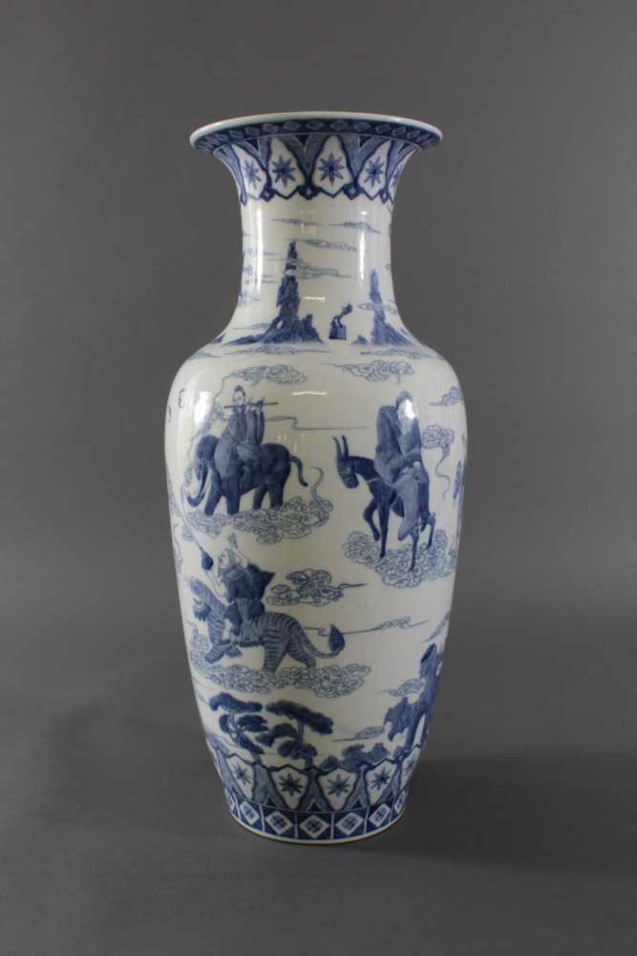 Große Chinesische Porzellan-Vase, Bodenvase, 20. Jh.Bauchige Vase mit trompeten-förmigen Rand, - Bild 4 aus 6