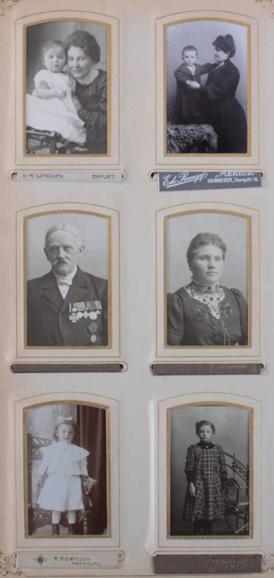 Historismus Fotoalbum um 1880Geprägter Ledereinband, auf der Vorderseite dekoriert mit - Bild 3 aus 6