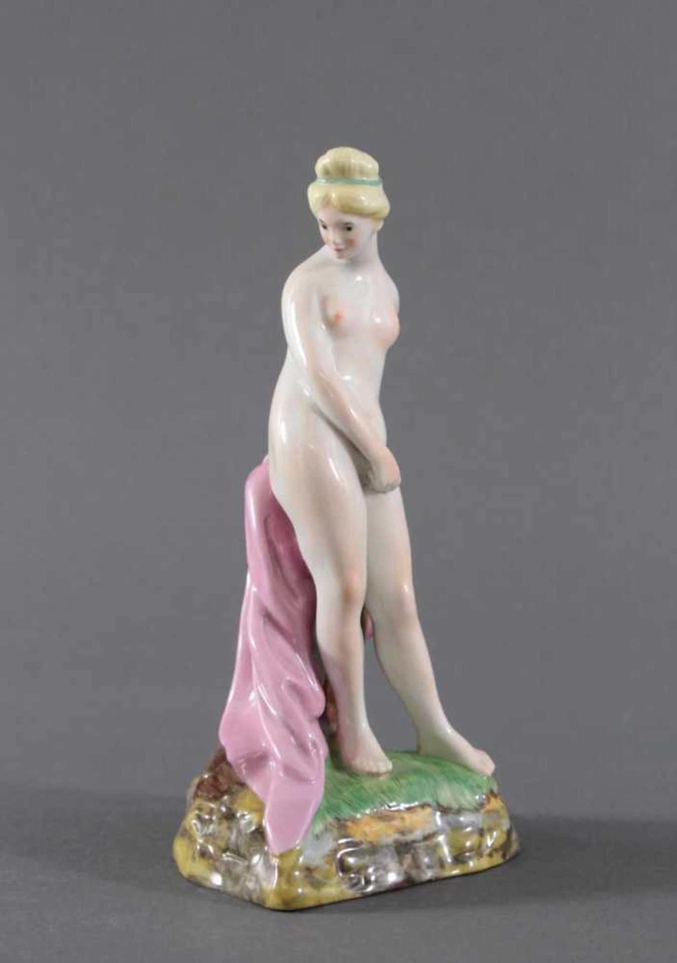 Höchst Porzellanfigur. "Venus vor dem Bad", 20. Jh.,Porzellan, polychrom staffiert, glasiert, - Bild 2 aus 6