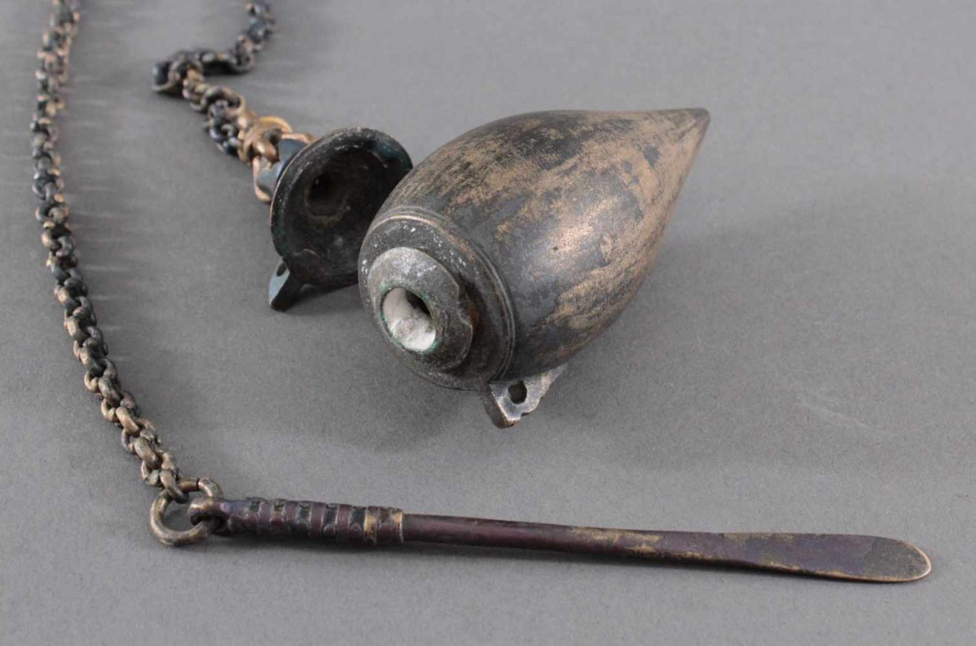 Bettelnuss Kalk-Behälter aus Kupfer/Messingmit Tragekette und Löffelchen, Gesamtlänge ca. 75 cm - Image 2 of 2