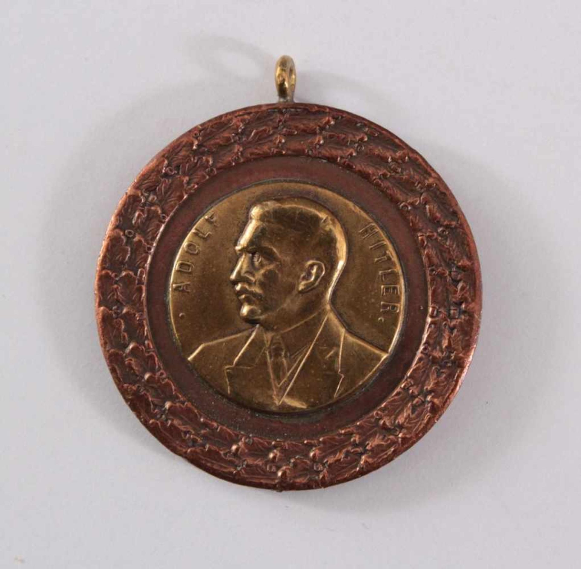 Medaille Adolf HitlerRunde Kupfermedaille mit Öse und Bronzeportrait Adolf Hitler, ca. Durchmesser