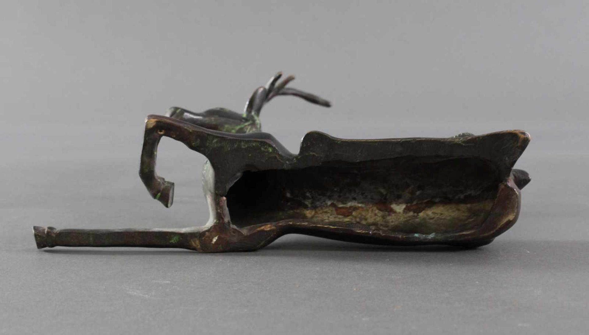 Tierplastik aus Bronze, liegender HirschBronze mit dunkler Patina, ca. 27,5 x 28 x 10 cm. über - Bild 5 aus 5