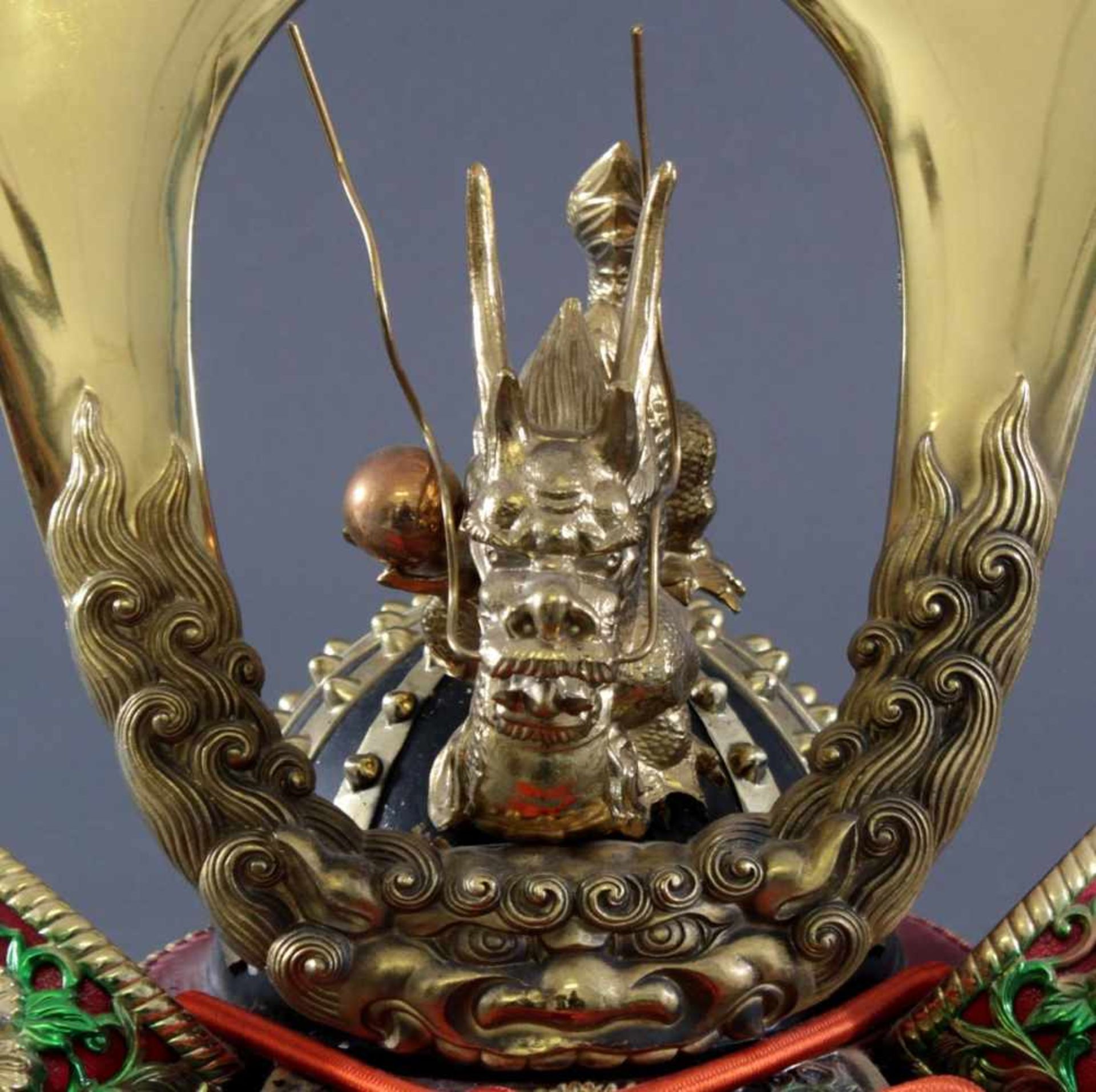 Samurai-HelmMessing/Metall, teils getrieben und ziseliert. Dekoriert mit plastisch gearbeiteter - Bild 2 aus 7