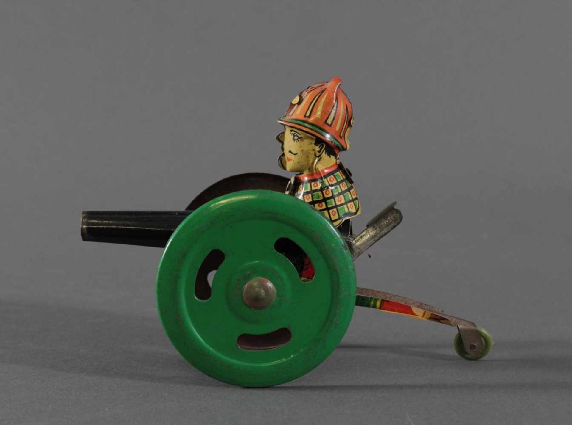Spielzeugkannone mit Uhrwerkantrieb aus der 1. Hälfte des 20. Jh.Blech bunt bemalt, auf der - Image 4 of 6