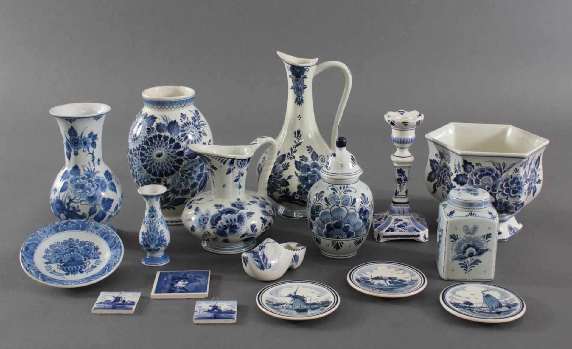 Delfter-Keramik Konvolut, 17 TeileKrüge, Vasen (1 am Lippenrand geklebt), Kerzenleuchter,