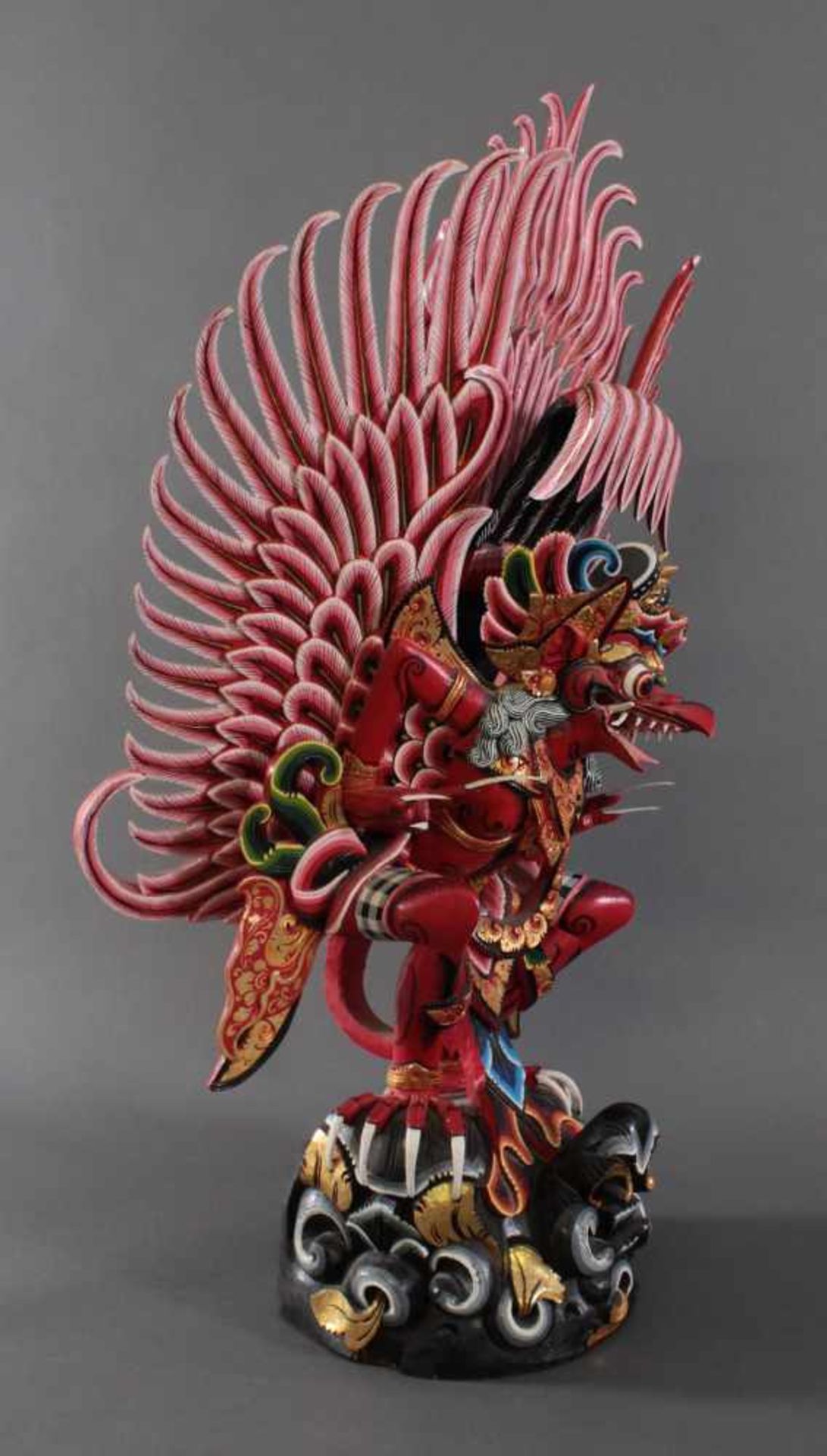Großer Skulptur des göttlichen Vogels Garuda 20. Jh.Aus dem Vollholz meisterlich geschnitzt, bunt - Image 2 of 3