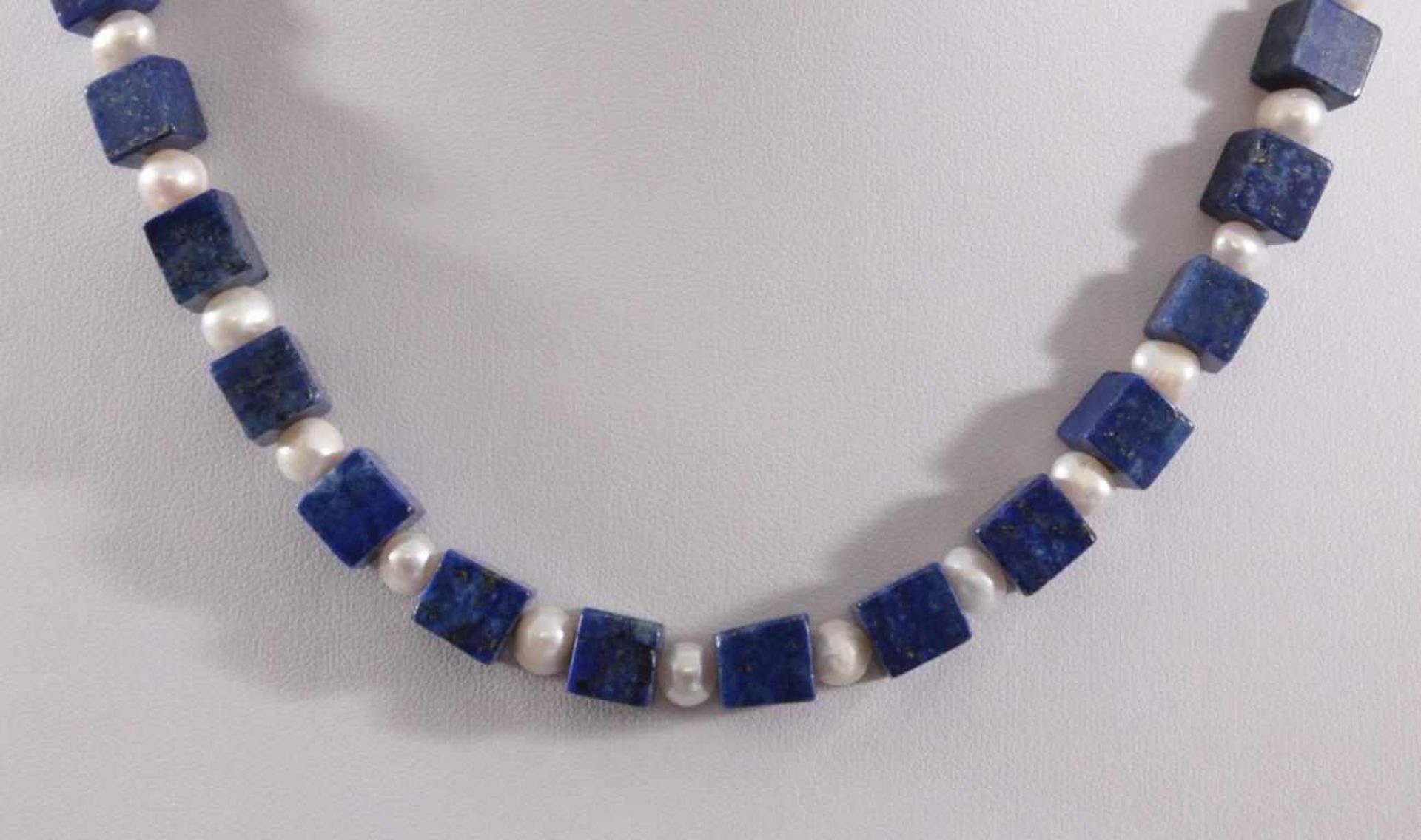 Halskette mit Lapislazuli-Steinen und Frischwasser-PerlenKarabiner-Verschluss aus Sterling Silber, - Image 2 of 2