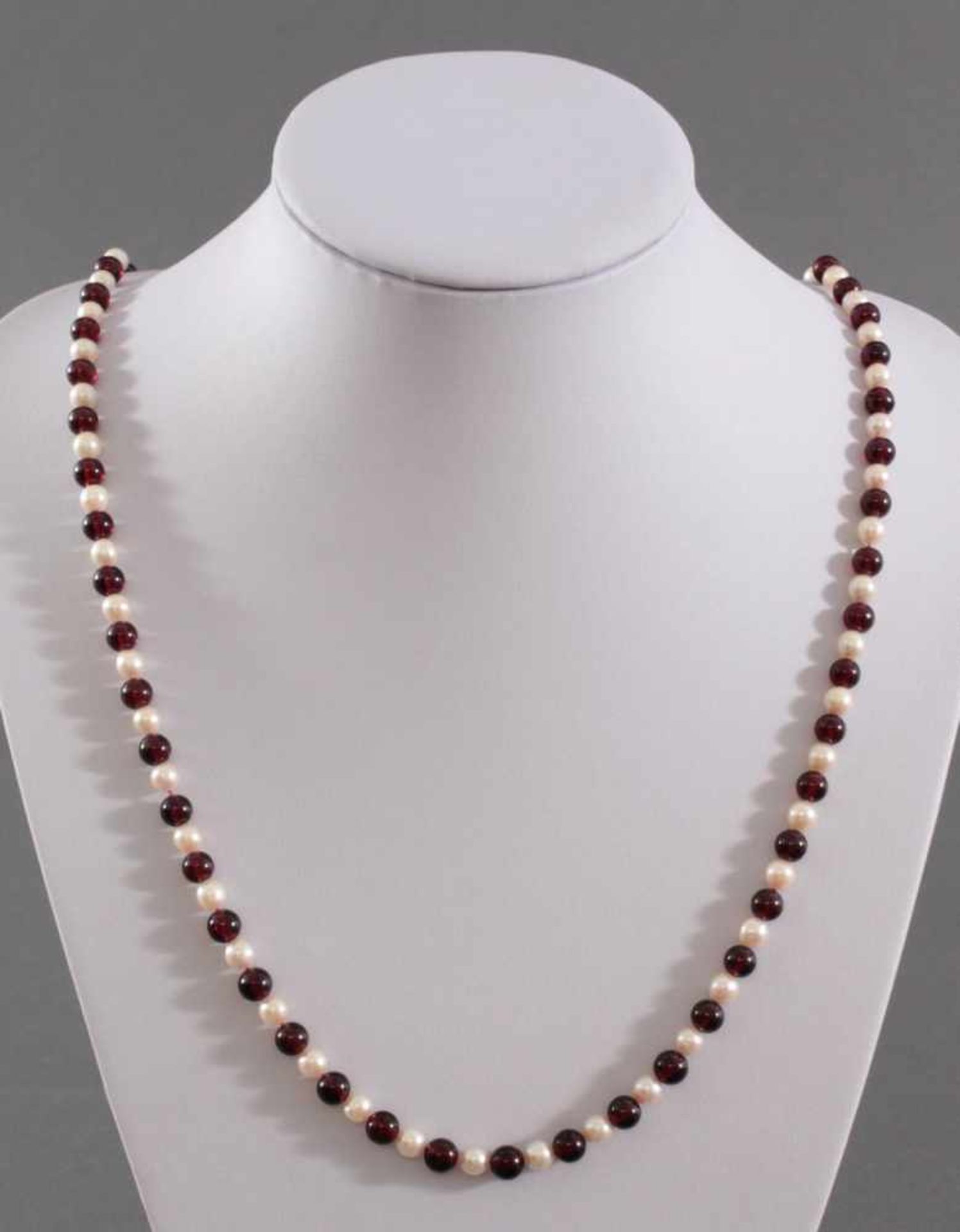 Perlen-/Granat-KetteKette aus Perlen, im Wechsel mit Granaten, an floraler Schließe (333 GG) besetzt