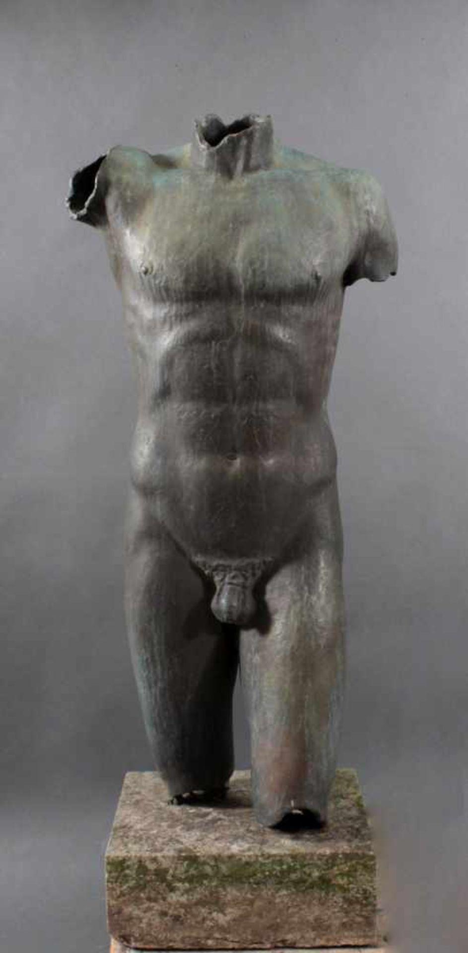 Bronze Skulptur. Männlicher Torso nach antikem VorbildBronzeguss auf Marmor, ca. 120 x 38 x 35 cm