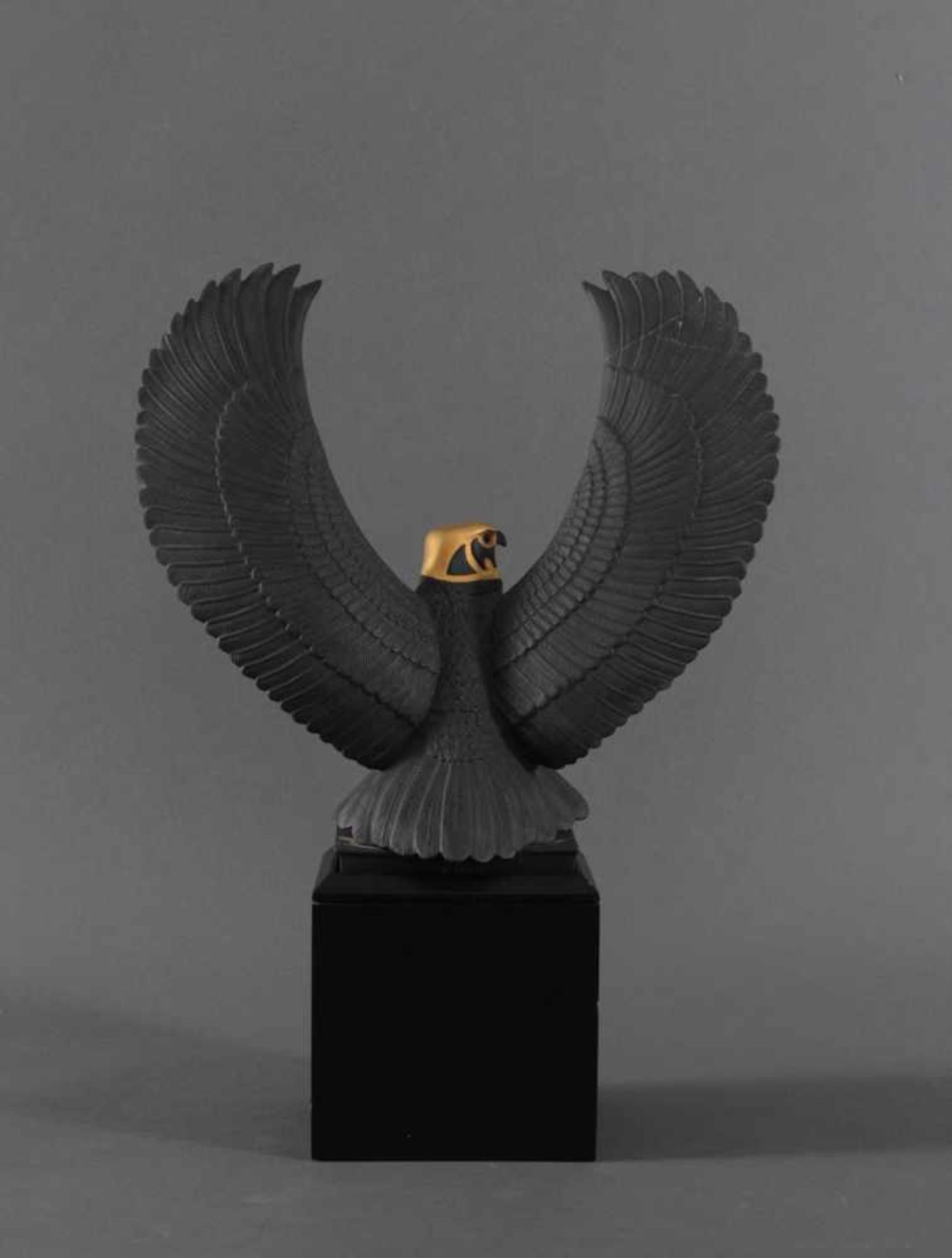 Porzellanskulptur der Nilfalke von Roushdy Iskander Garas bei Franklin MintSkulptur aus schwarzem - Bild 3 aus 5