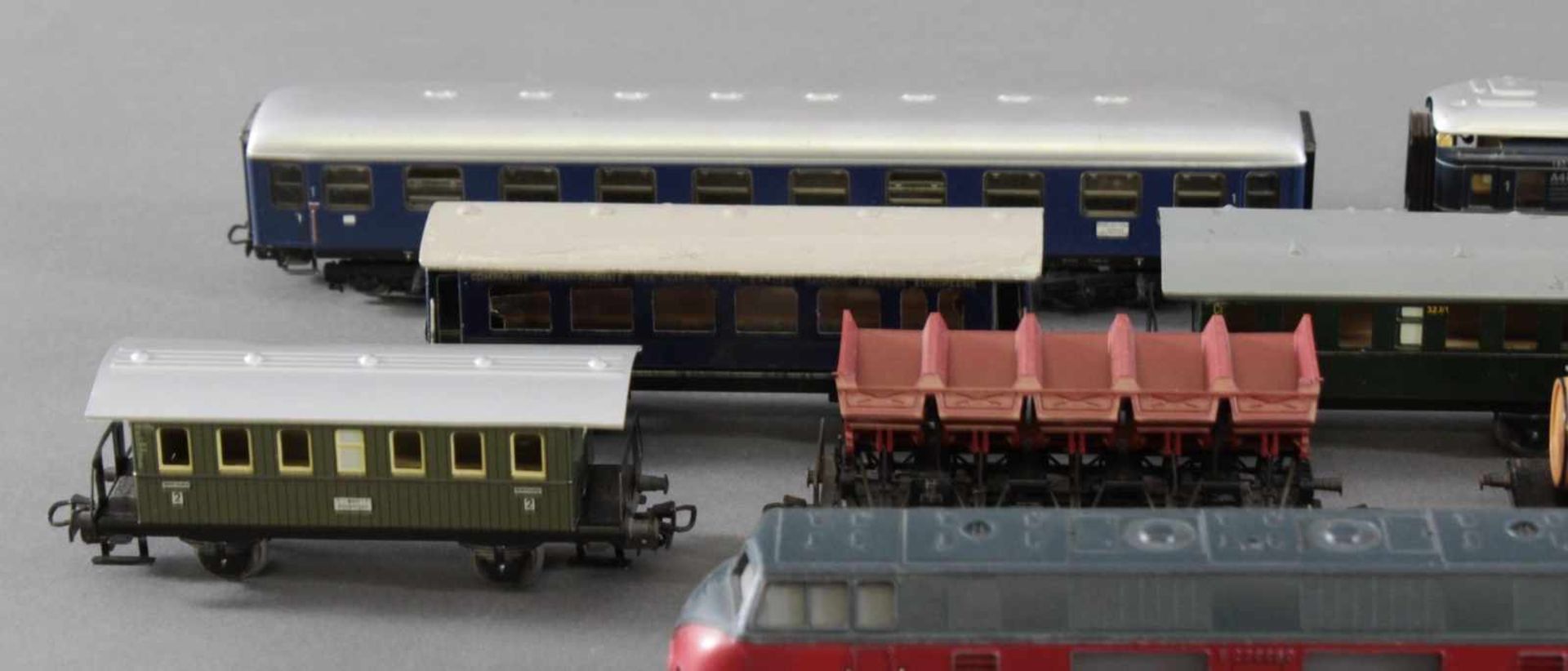 Märklin E-Lok V 200060 mit 3 Güter- und 5 Personenwaggons, Spur H0E-Lok in rot, aus Kunststoff und - Image 2 of 3